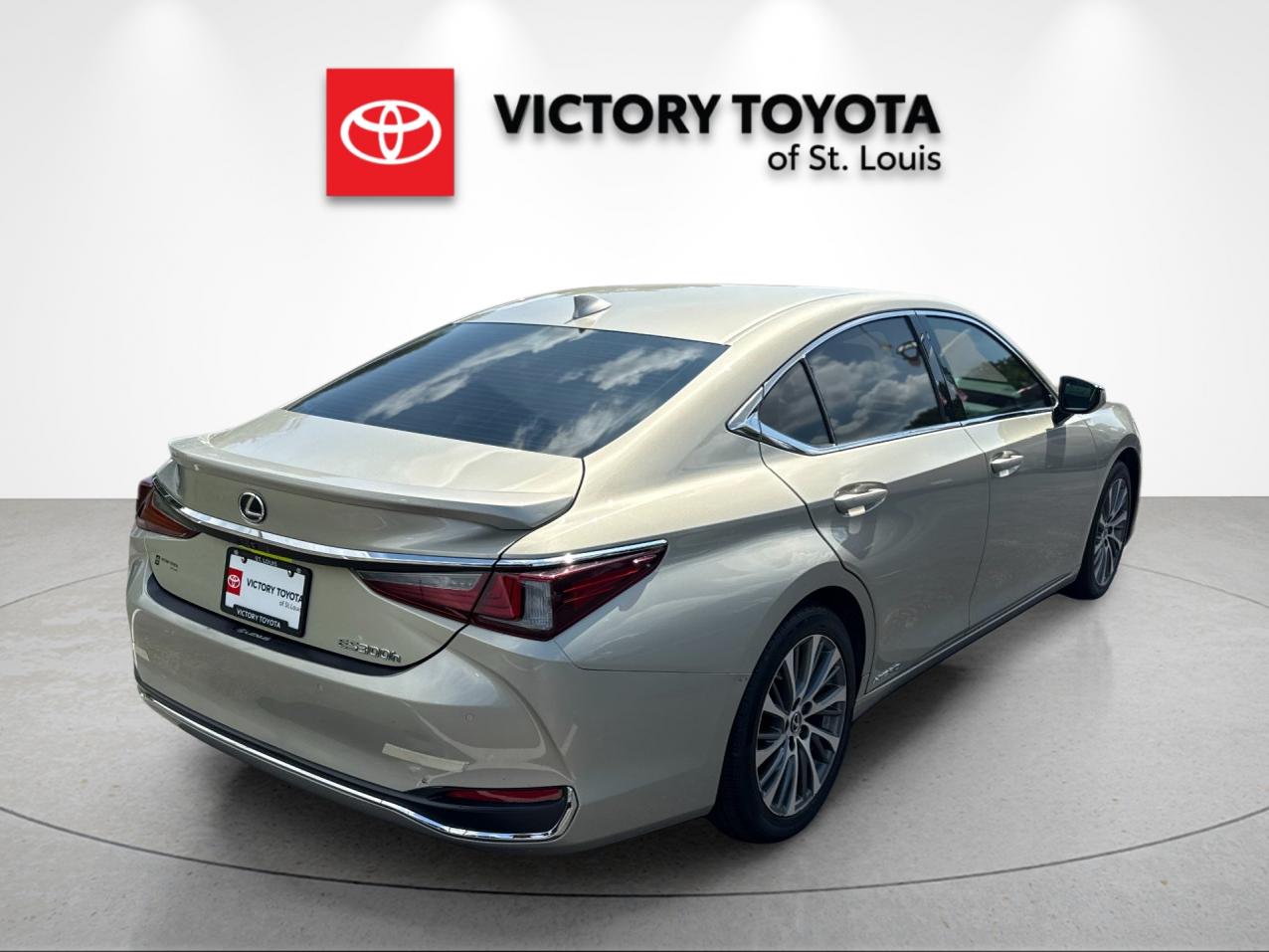 Used 2021 Beige Lexus 300h image 3