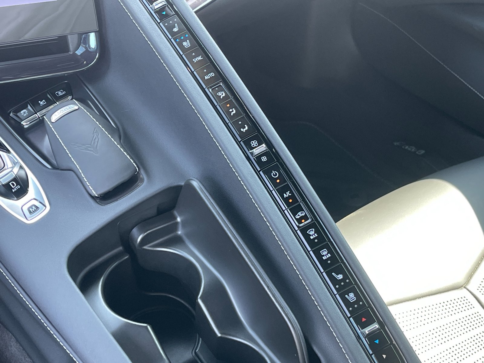 Used 2024 White Chevrolet Stingray image 21