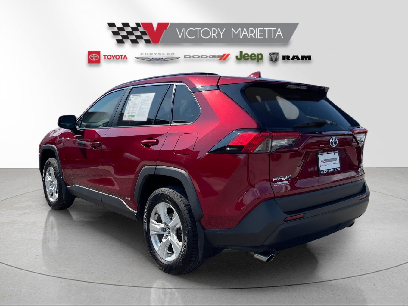 Used 2020 Pearl Toyota XLE image 3