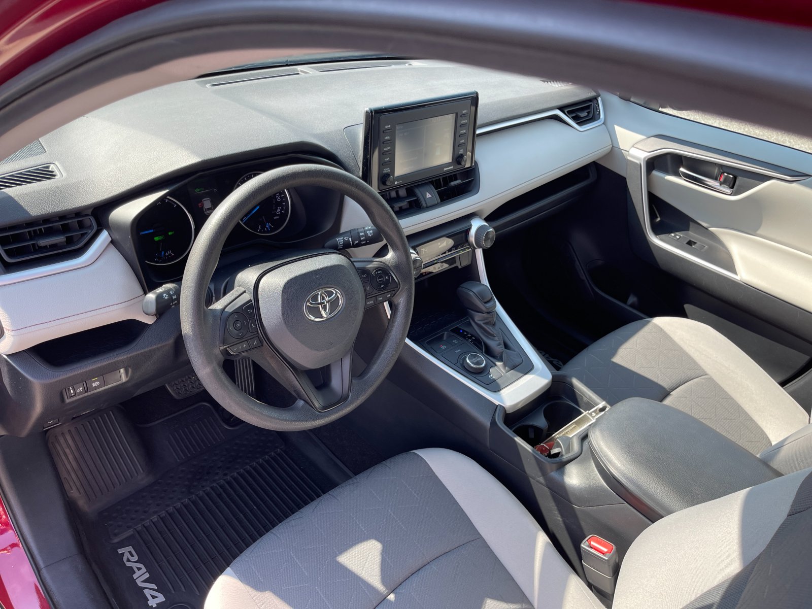 Used 2020 Pearl Toyota XLE image 10