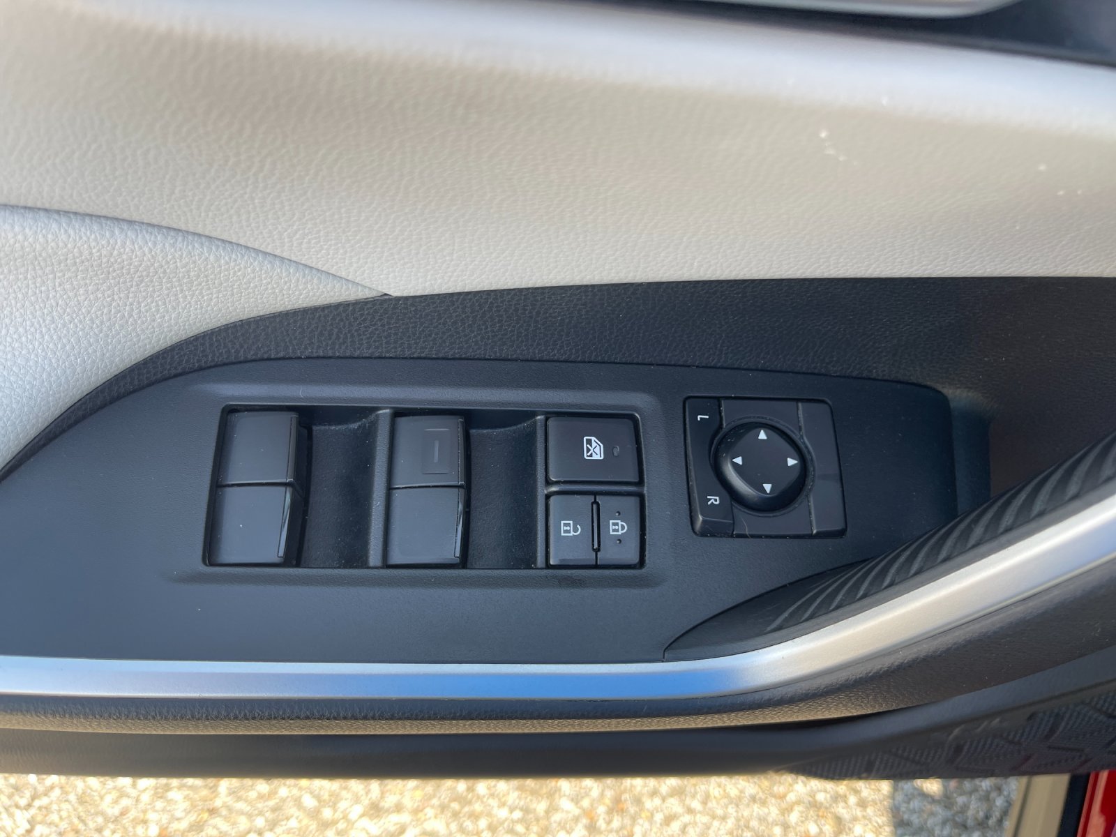Used 2020 Pearl Toyota XLE image 12