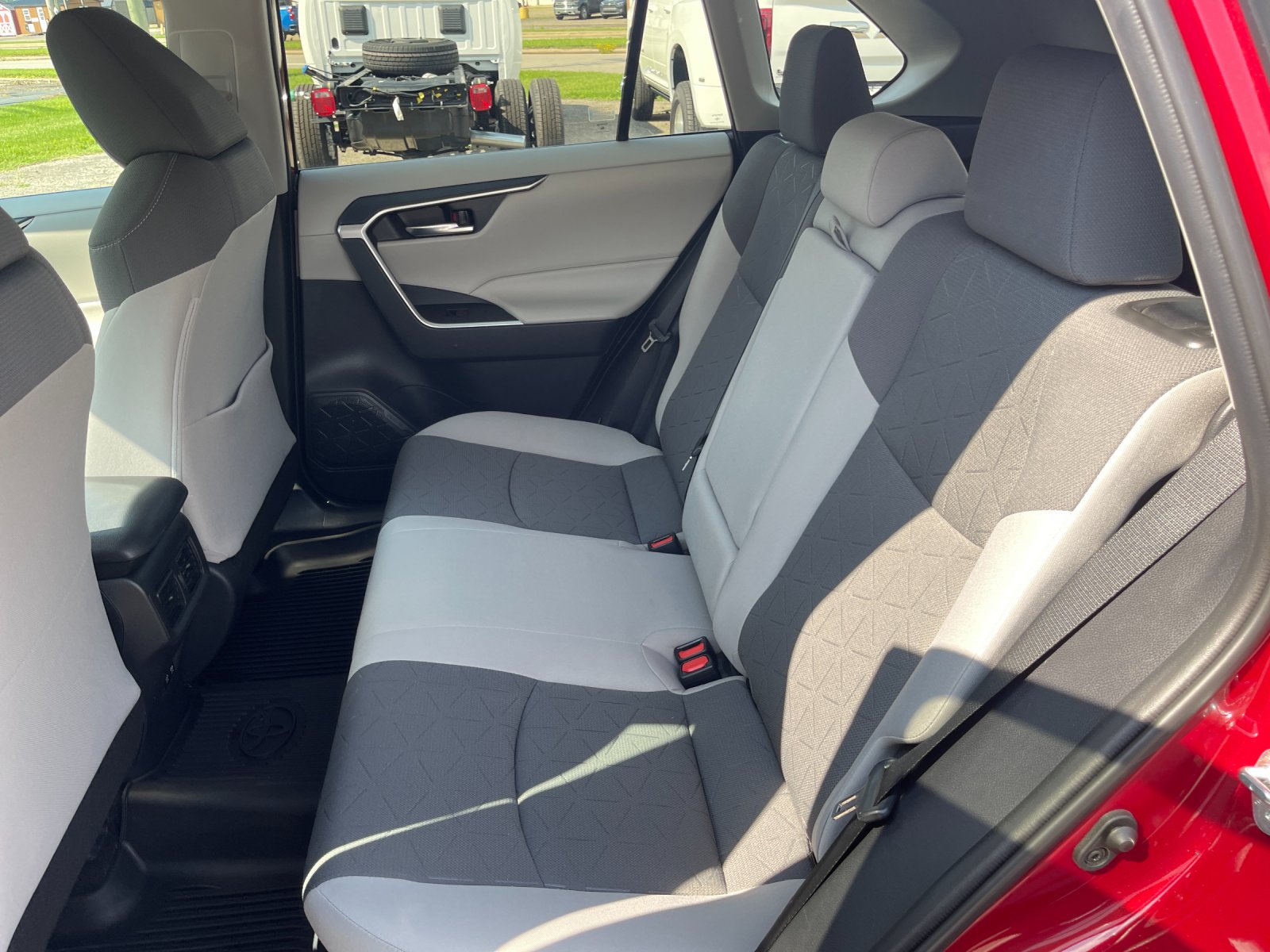 Used 2020 Pearl Toyota XLE image 13