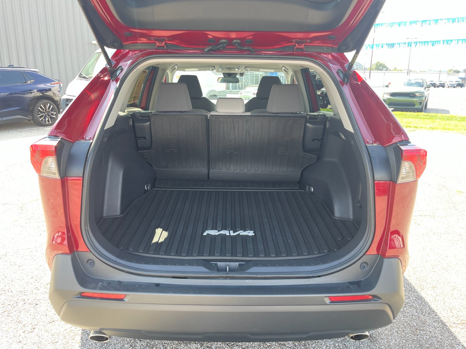 Used 2020 Pearl Toyota XLE image 17