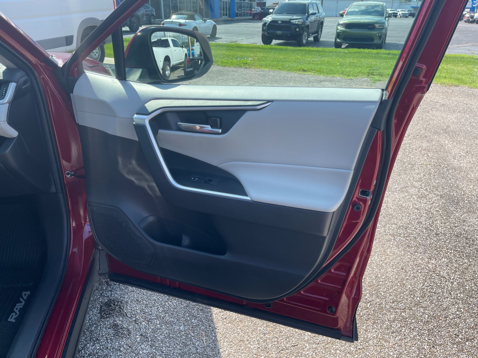 Used 2020 Pearl Toyota XLE image 19