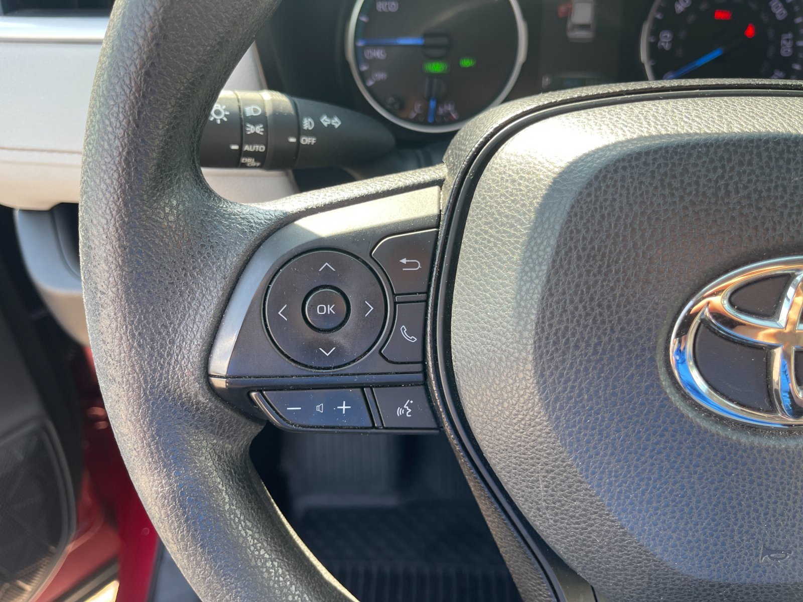 Used 2020 Pearl Toyota XLE image 26