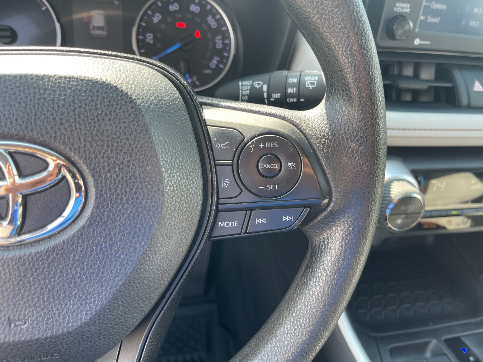 Used 2020 Pearl Toyota XLE image 27