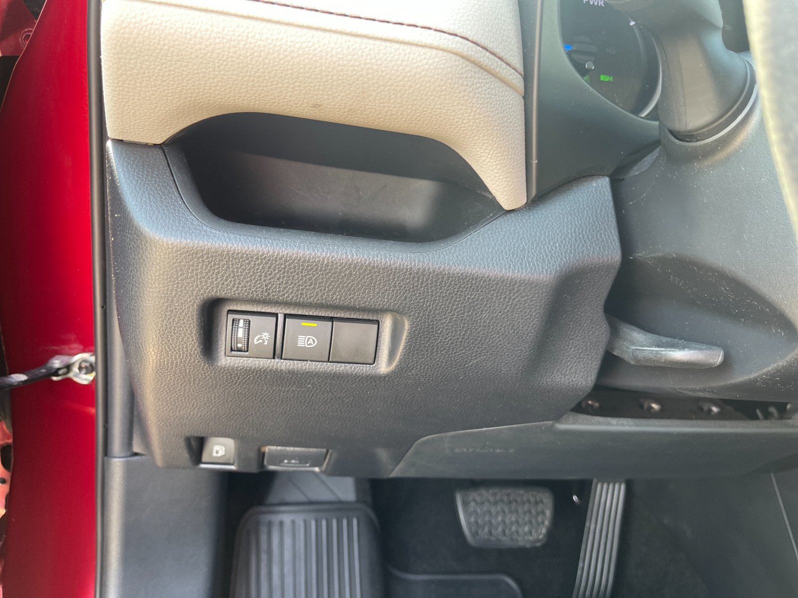 Used 2020 Pearl Toyota XLE image 30