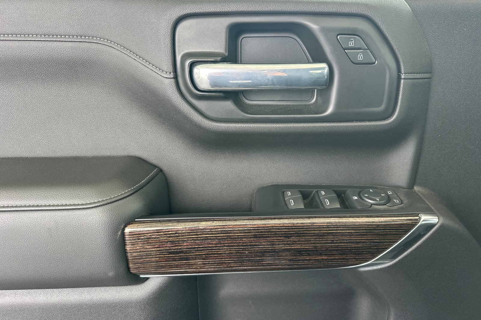 Used 2020 Gray GMC Elevation image 12