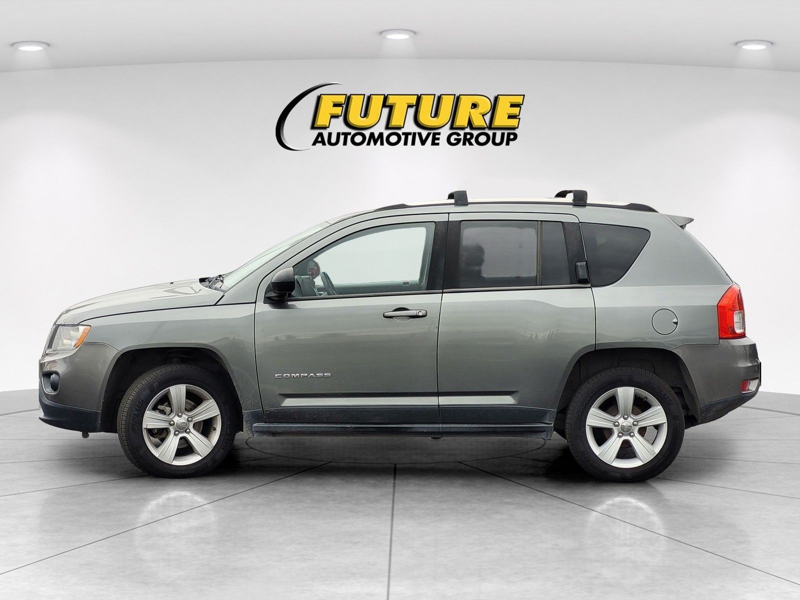 Used 2013 Gray Jeep Latitude image 9