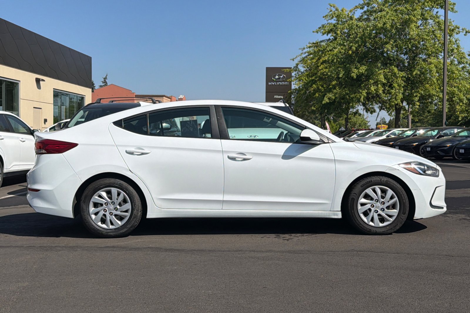 Used 2017 White Hyundai SE image 3