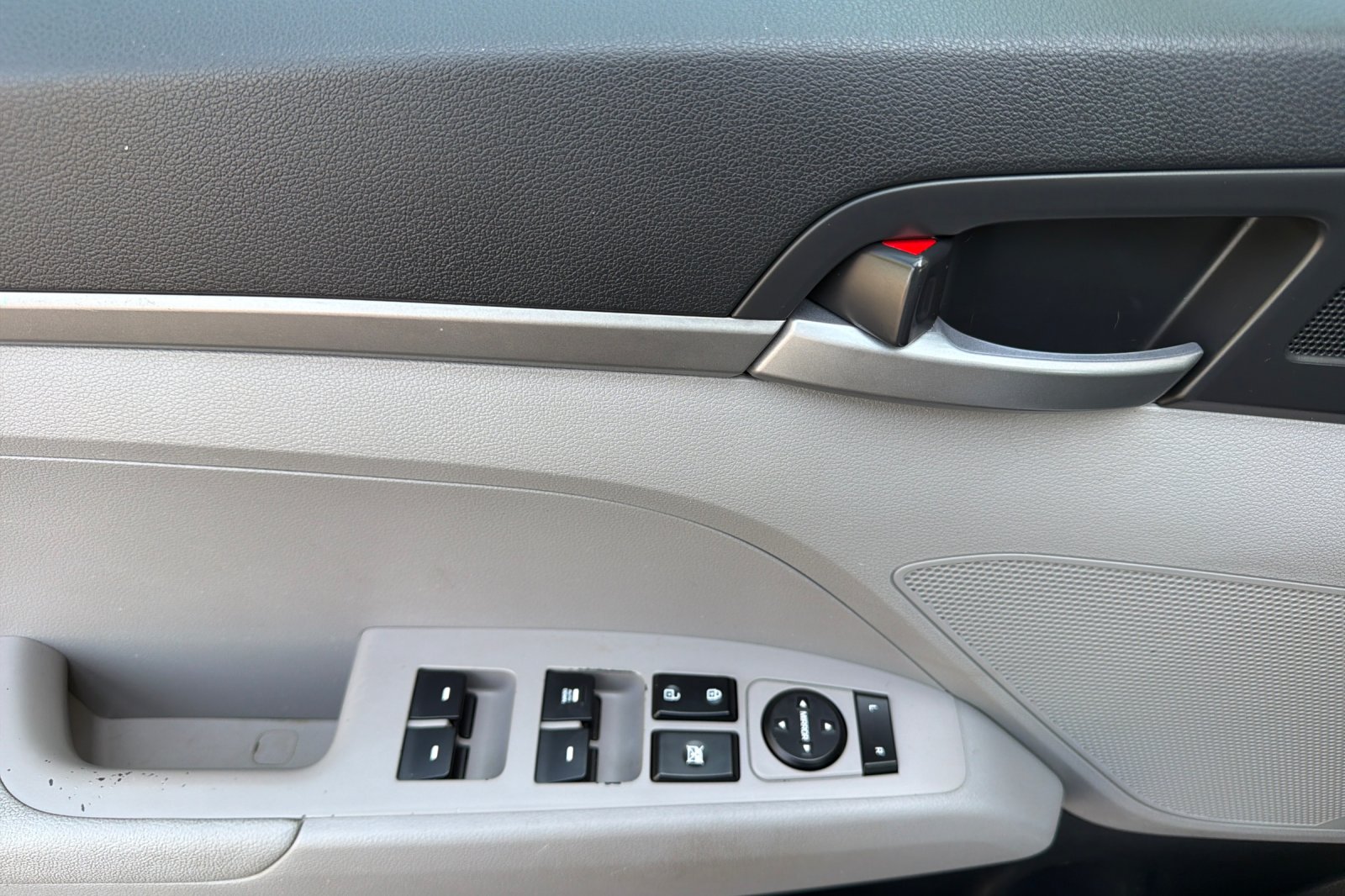 Used 2017 White Hyundai SE image 8