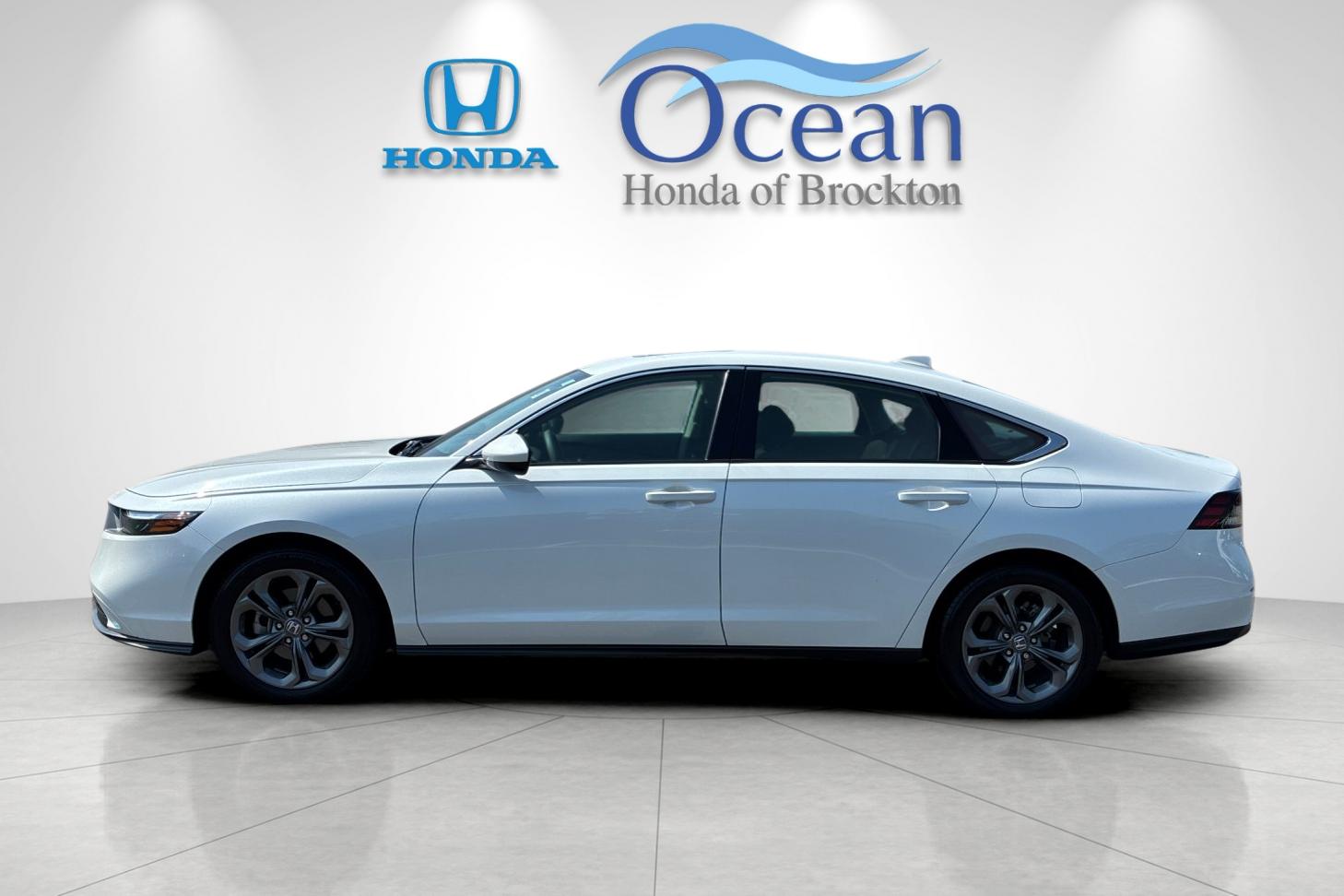Used 2024 Platinum White Pearl Honda EX image 6