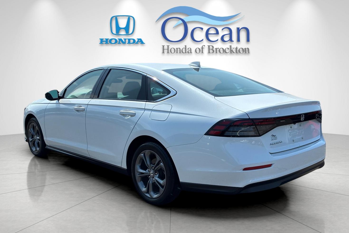 Used 2024 Platinum White Pearl Honda EX image 5