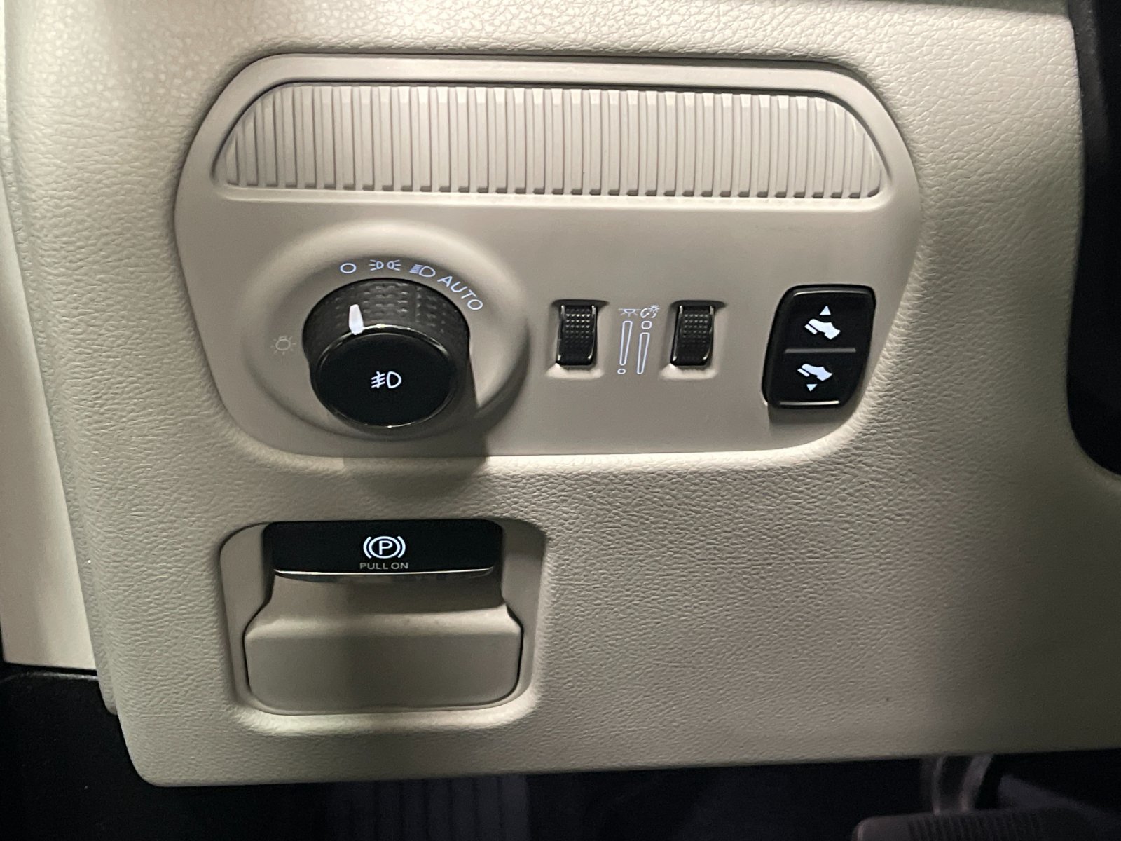 Used 2022 Silver Jeep Series III image 32