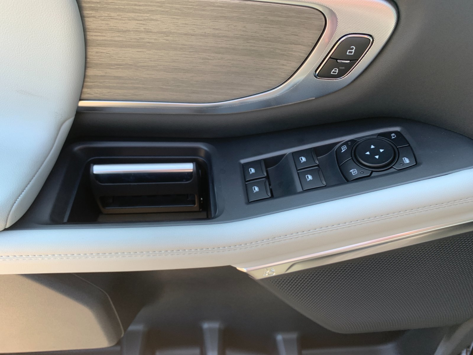 New 2027 Agate Black Metallic Ford Platinum image 12