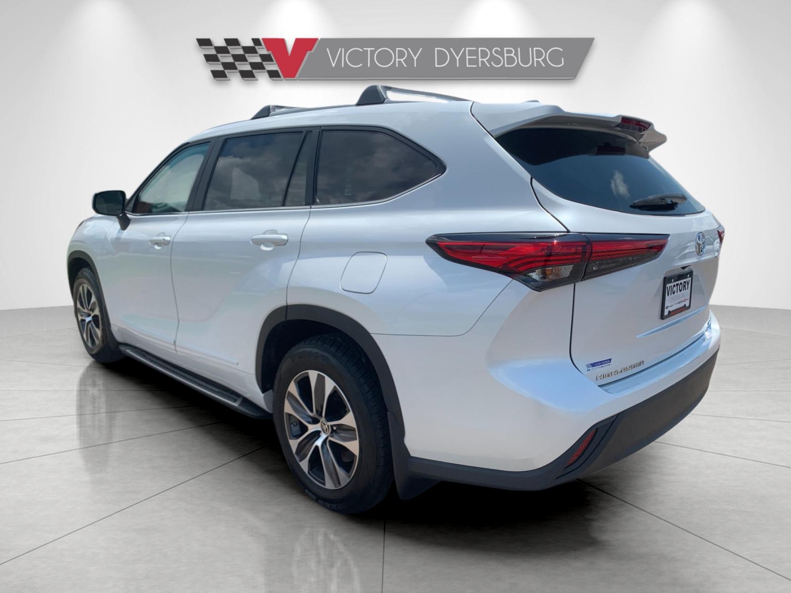 Used 2023 Beige Toyota XLE image 6
