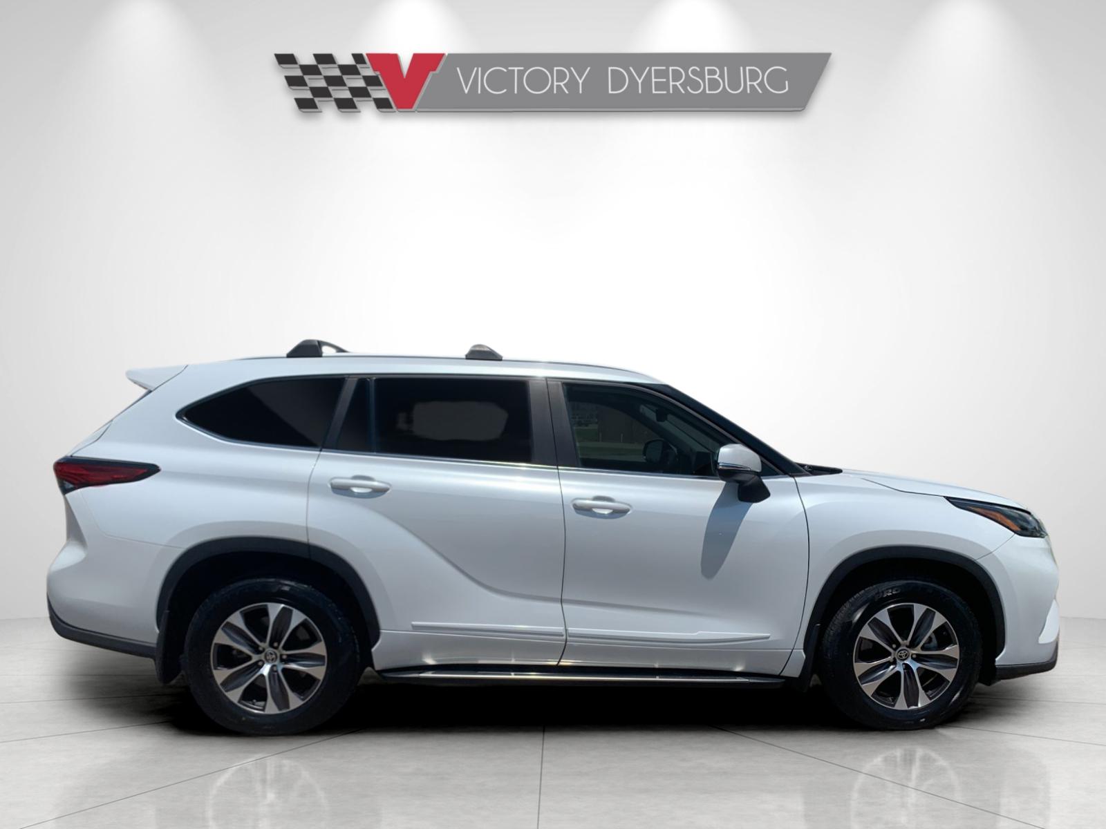 Used 2023 Beige Toyota XLE image 3