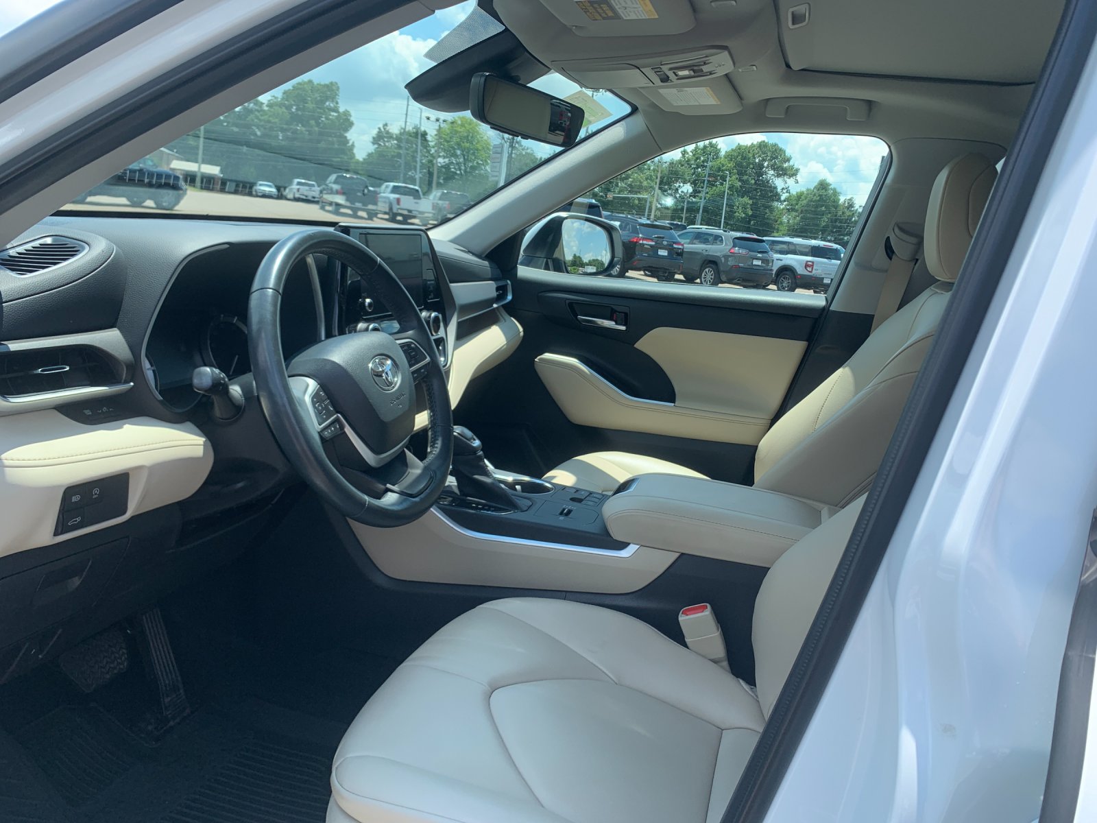 Used 2023 Beige Toyota XLE image 12