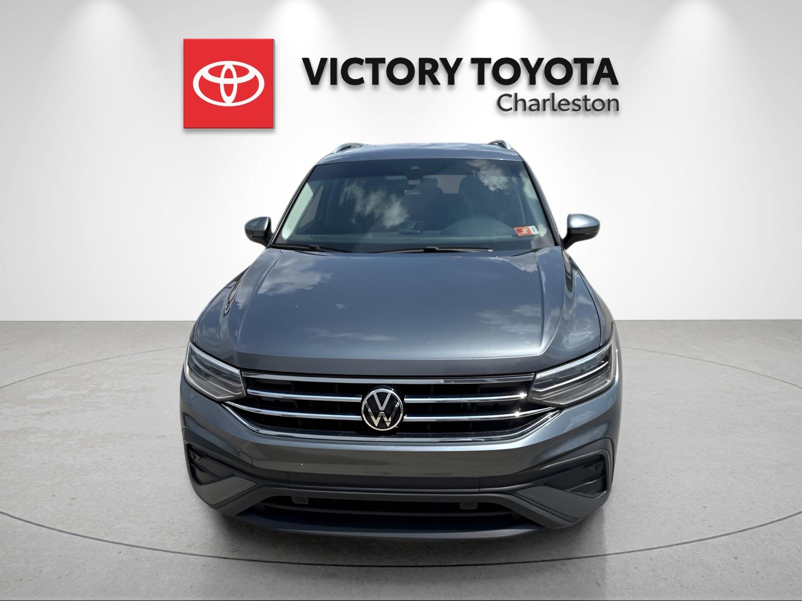 Used 2022  Volkswagen 2.0T SE image 2