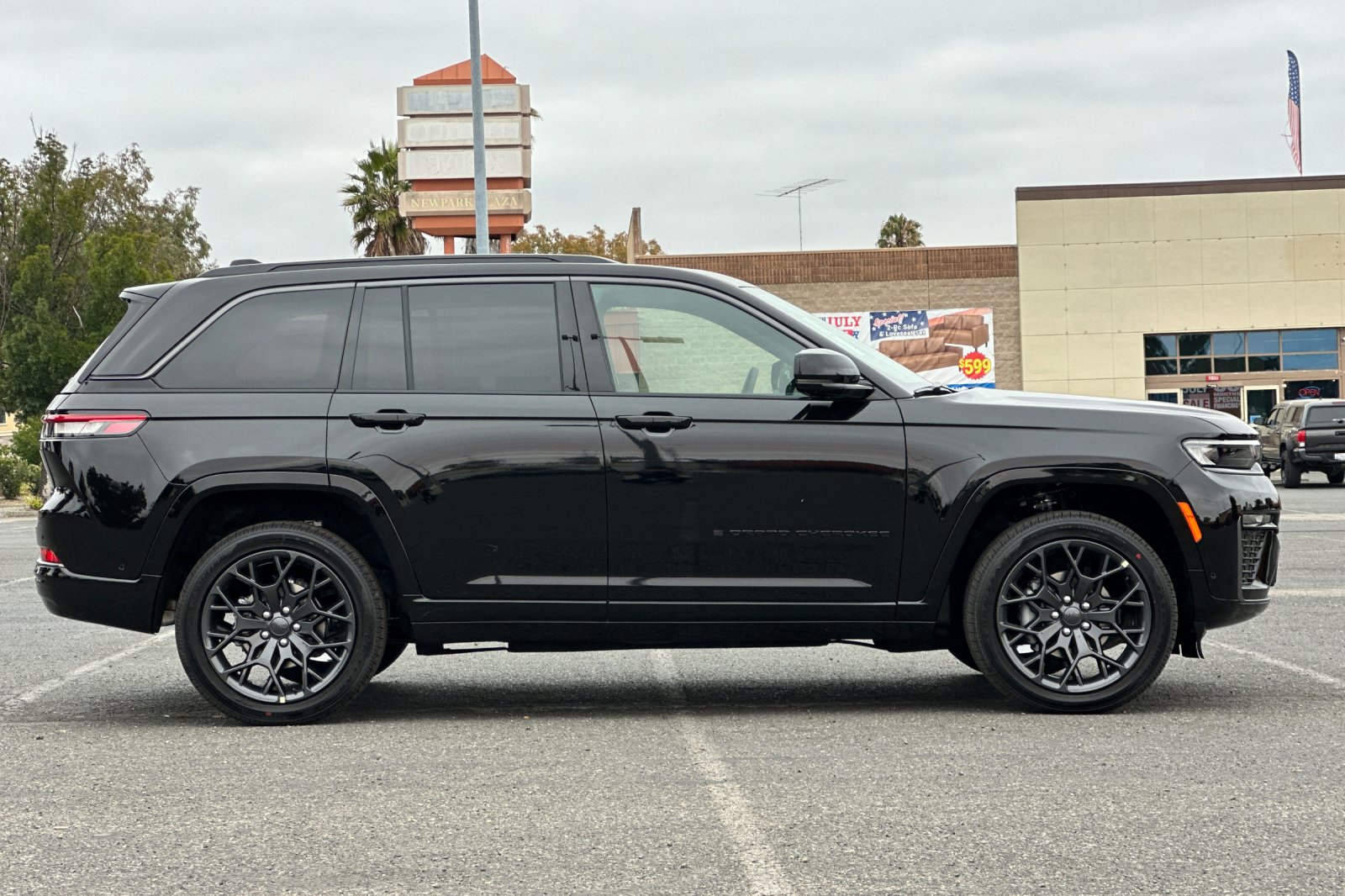New 2026 Diamond Black Crystal Pearl-Coat Exterior Paint Jeep Summit image 2
