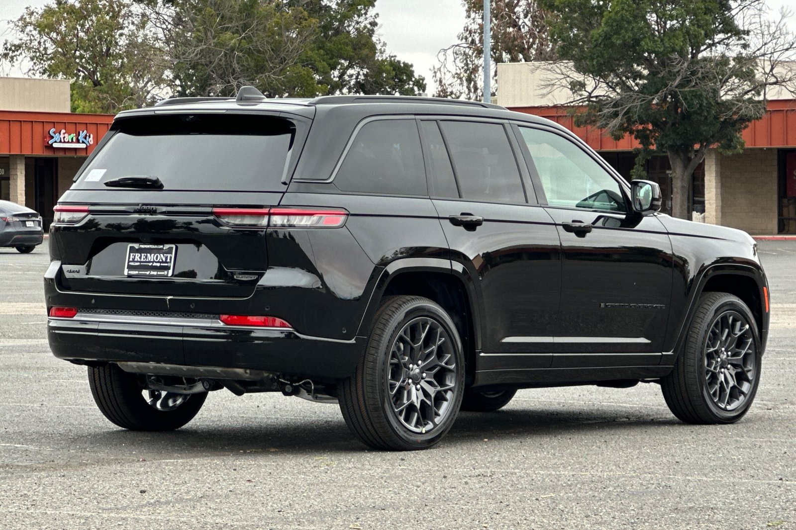 New 2026 Diamond Black Crystal Pearl-Coat Exterior Paint Jeep Summit image 3