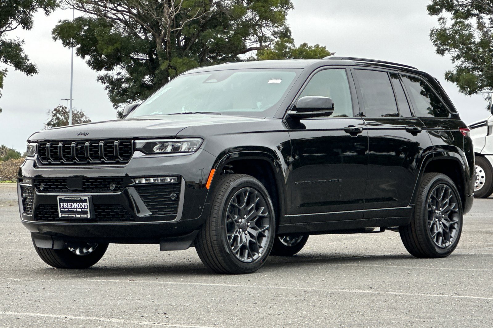 New 2026 Diamond Black Crystal Pearl-Coat Exterior Paint Jeep Summit image 7