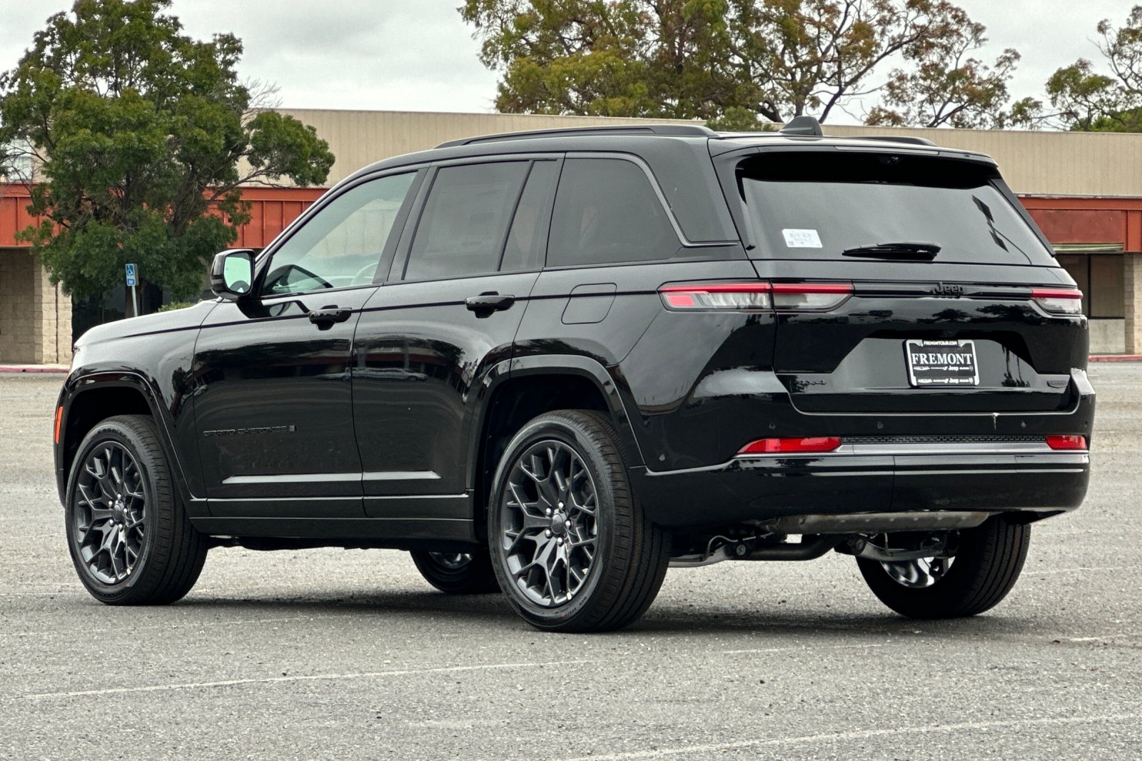 New 2026 Diamond Black Crystal Pearl-Coat Exterior Paint Jeep Summit image 5