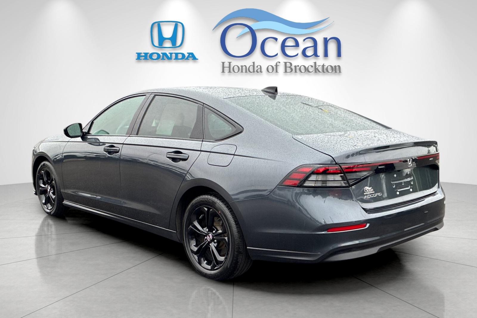 Used 2025 Meteorite Gray Metallic Honda SE image 5