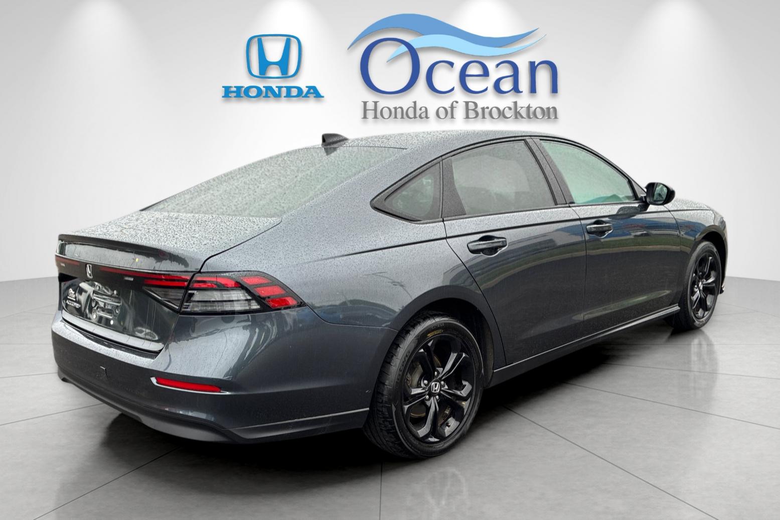 Used 2025 Meteorite Gray Metallic Honda SE image 3