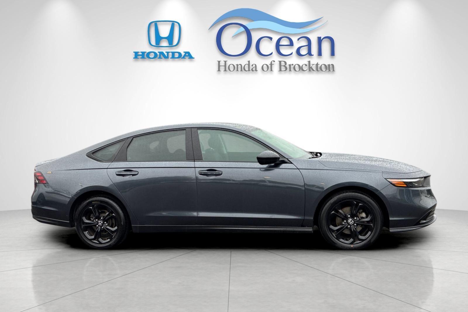 Used 2025 Meteorite Gray Metallic Honda SE image 2