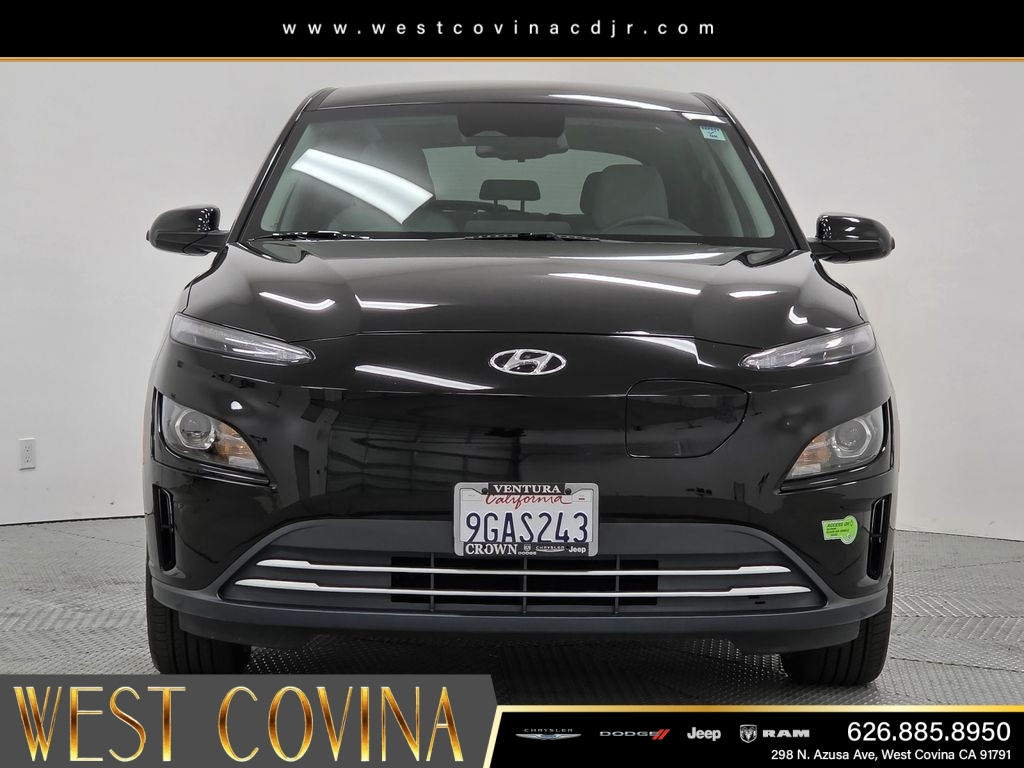 Used 2023 Black Hyundai SE image 2