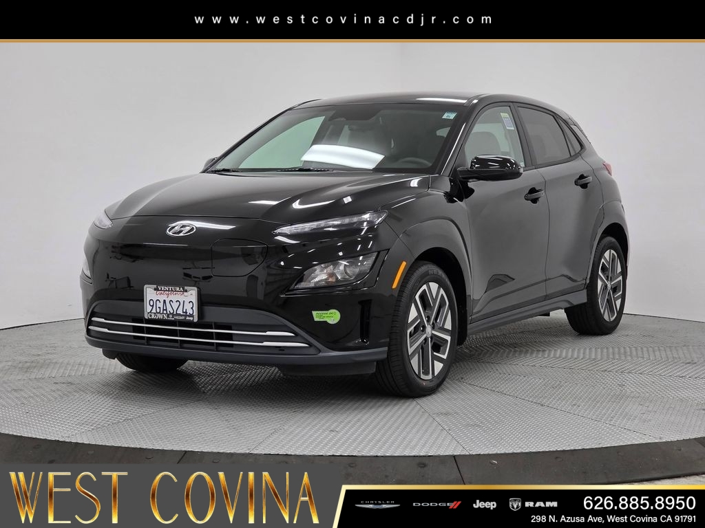 Used 2023 Black Hyundai SE image 3
