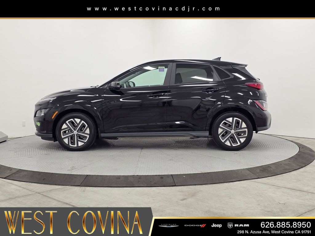 Used 2023 Black Hyundai SE image 4