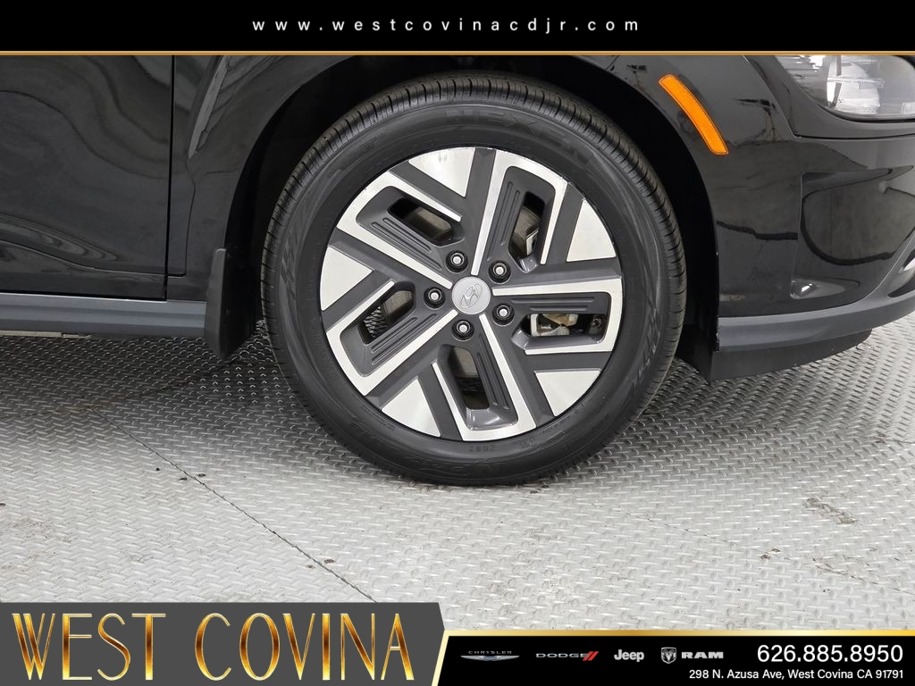 Used 2023 Black Hyundai SE image 9
