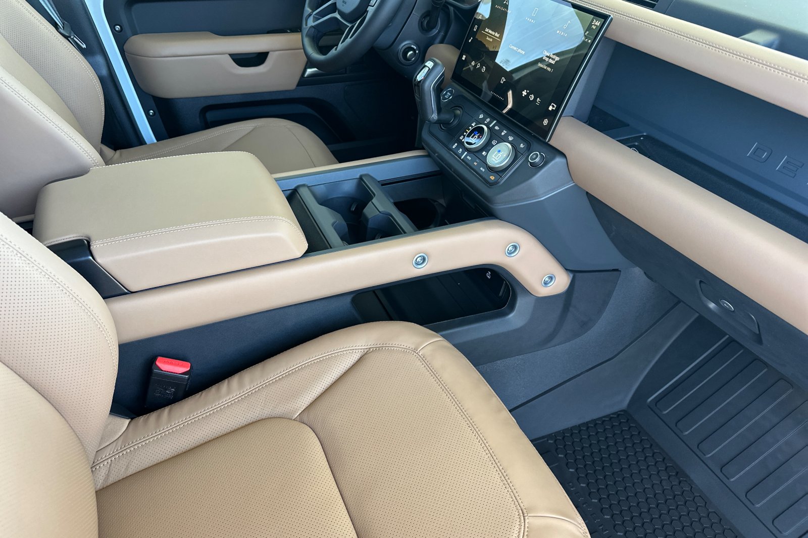 New 2026 Fuji White Land Rover X-Dynamic SE image 16