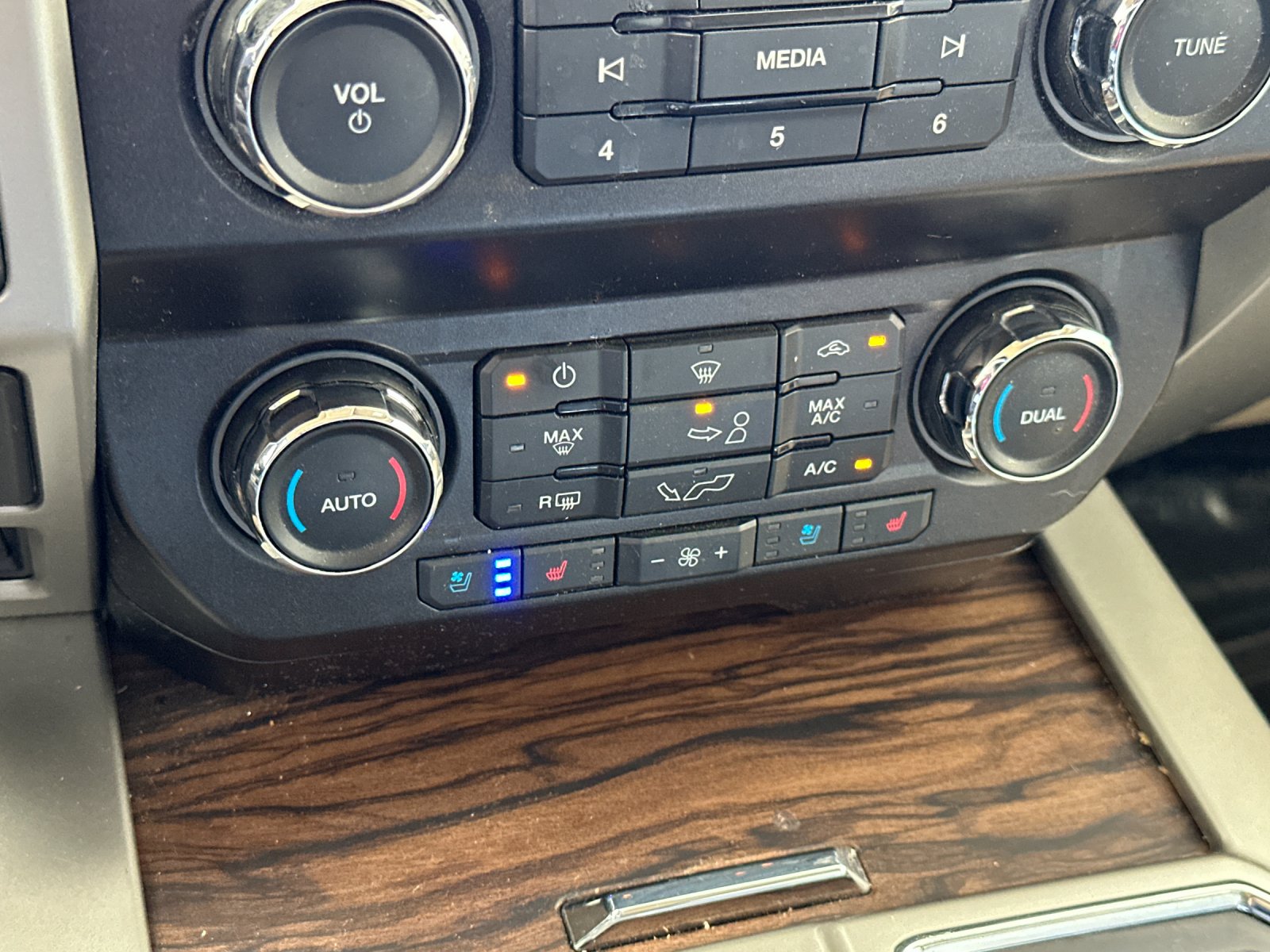 Used 2020 White Ford Lariat image 19