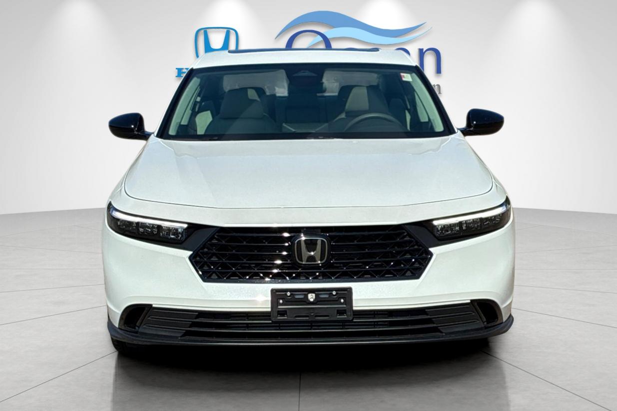 Used 2025 White Honda SE image 8