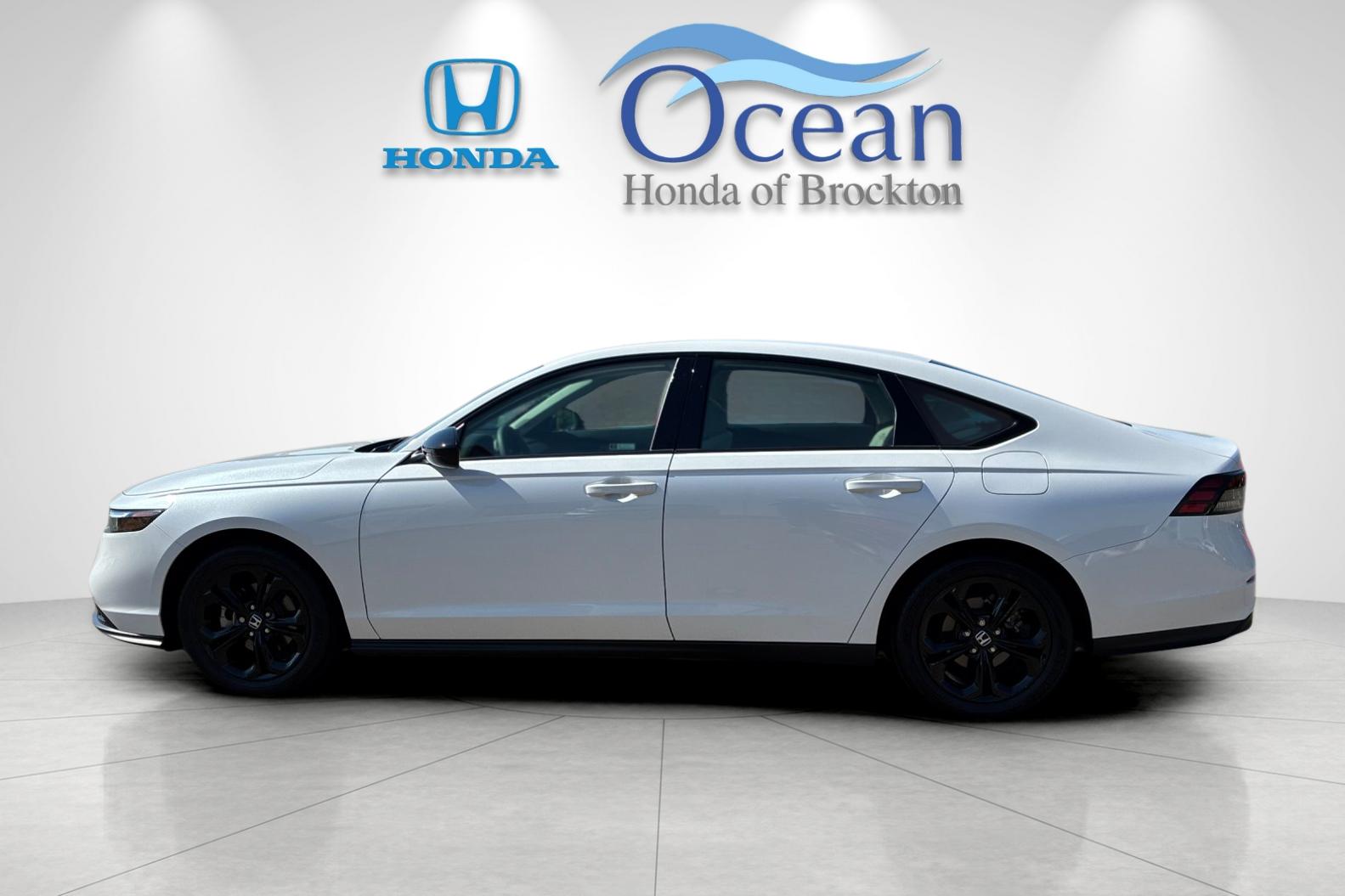Used 2025 White Honda SE image 6