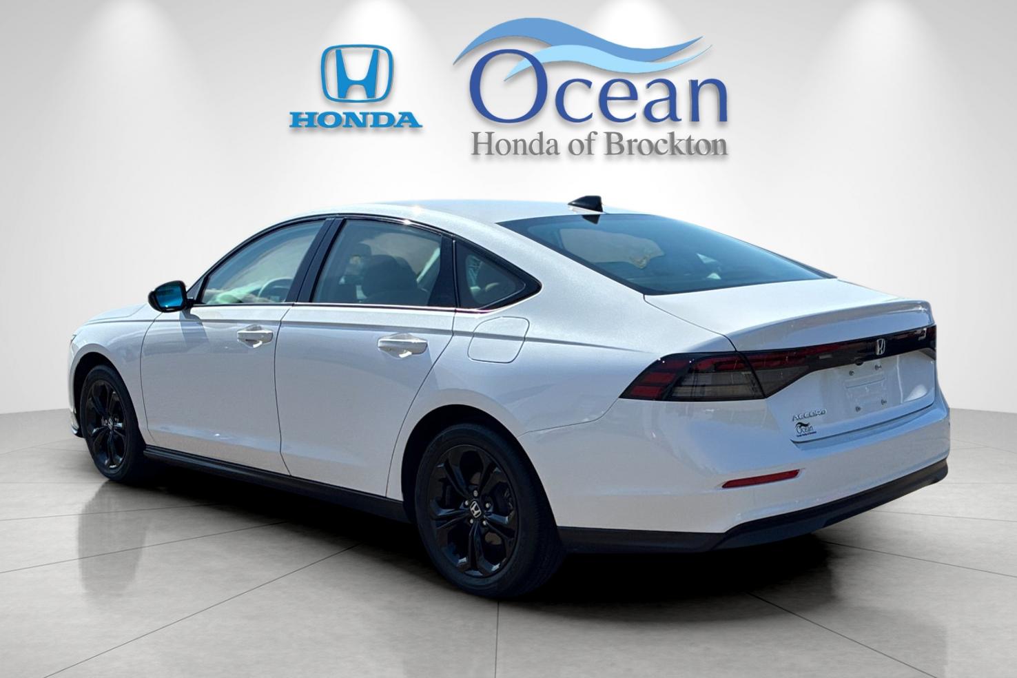 Used 2025 White Honda SE image 5