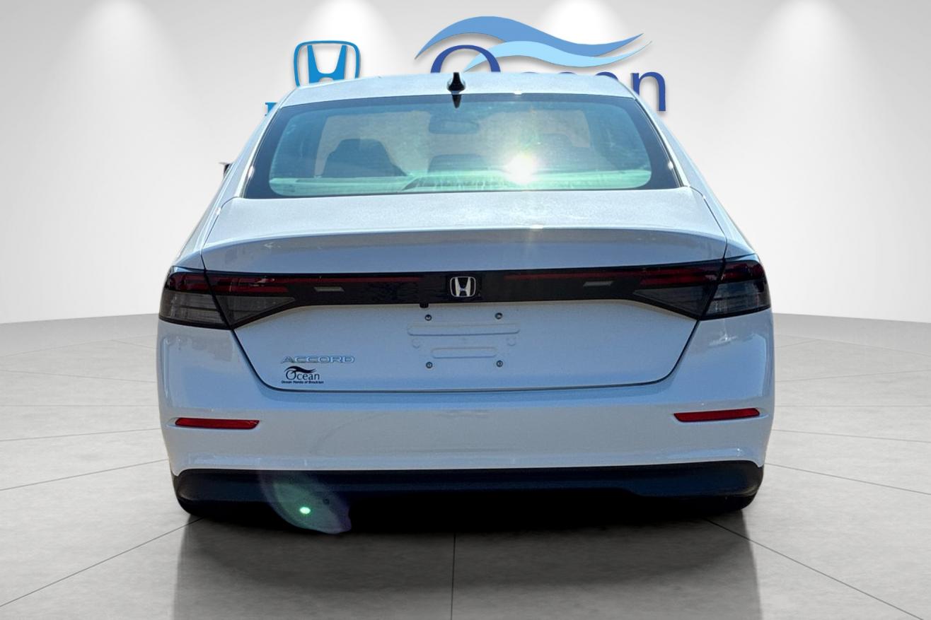 Used 2025 White Honda SE image 4
