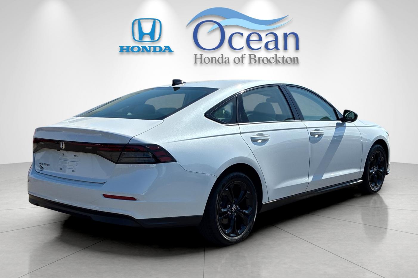 Used 2025 White Honda SE image 3