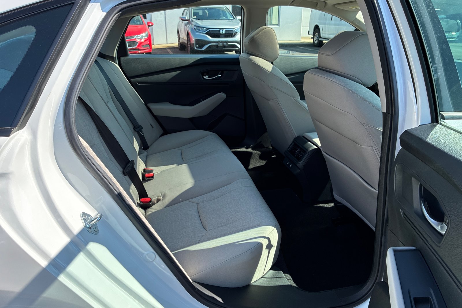 Used 2025 White Honda SE image 17