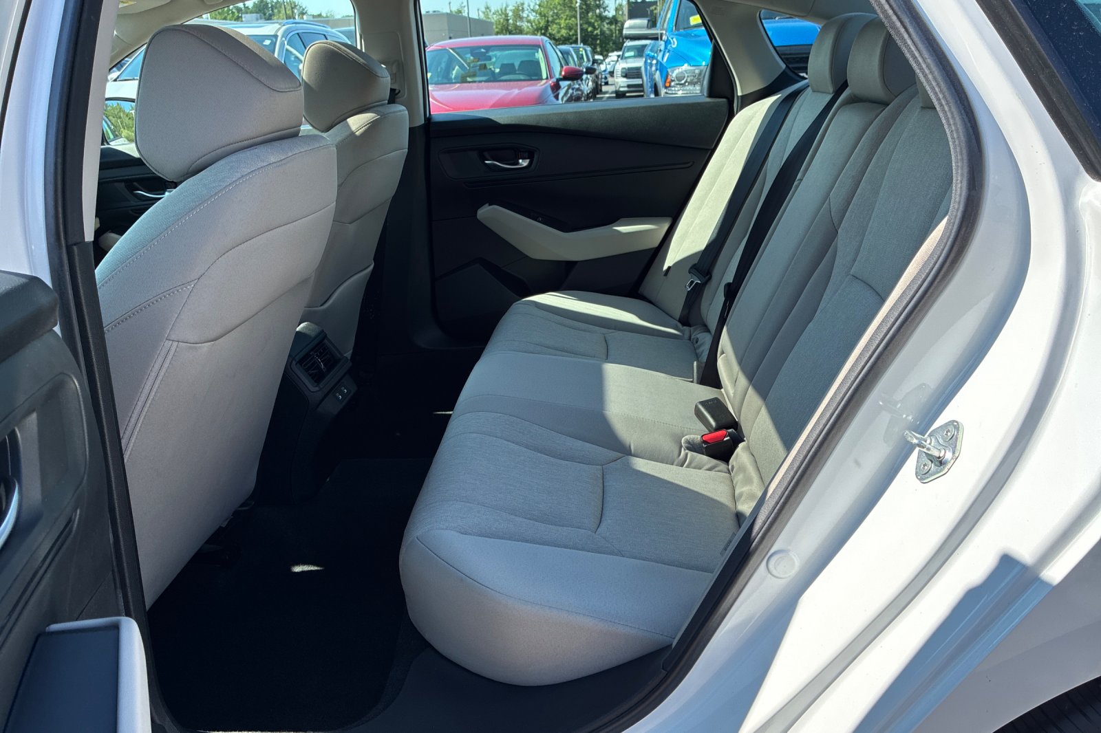 Used 2025 White Honda SE image 14