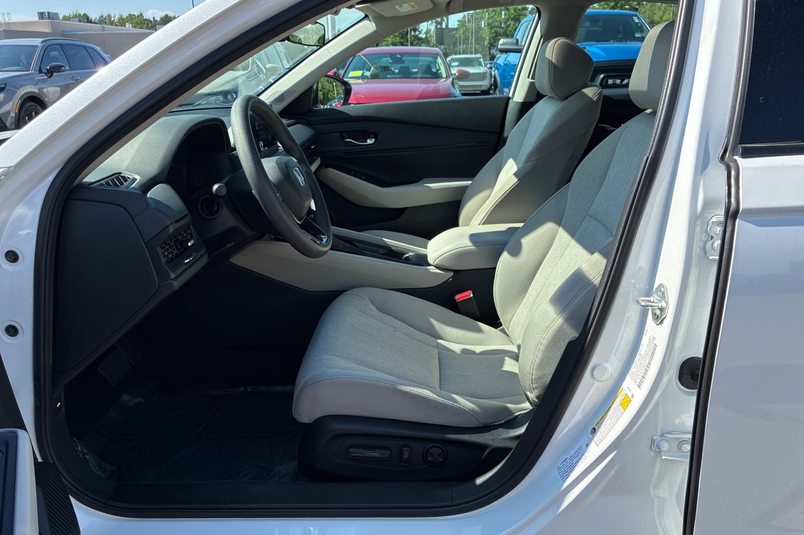 Used 2025 White Honda SE image 11