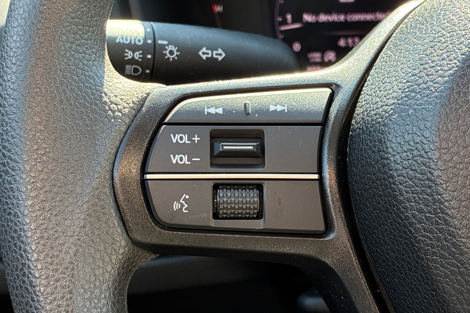 Used 2025 White Honda SE image 29