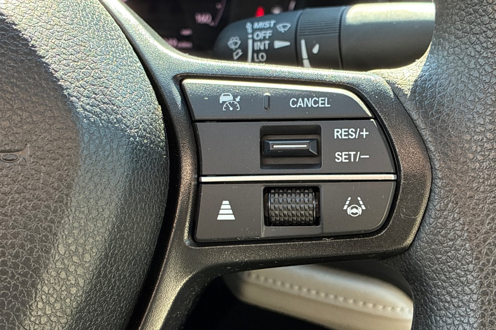 Used 2025 White Honda SE image 30