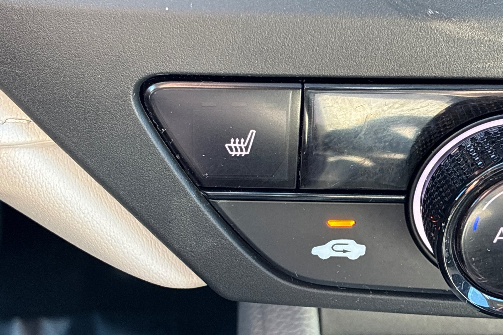 Used 2025 White Honda SE image 9