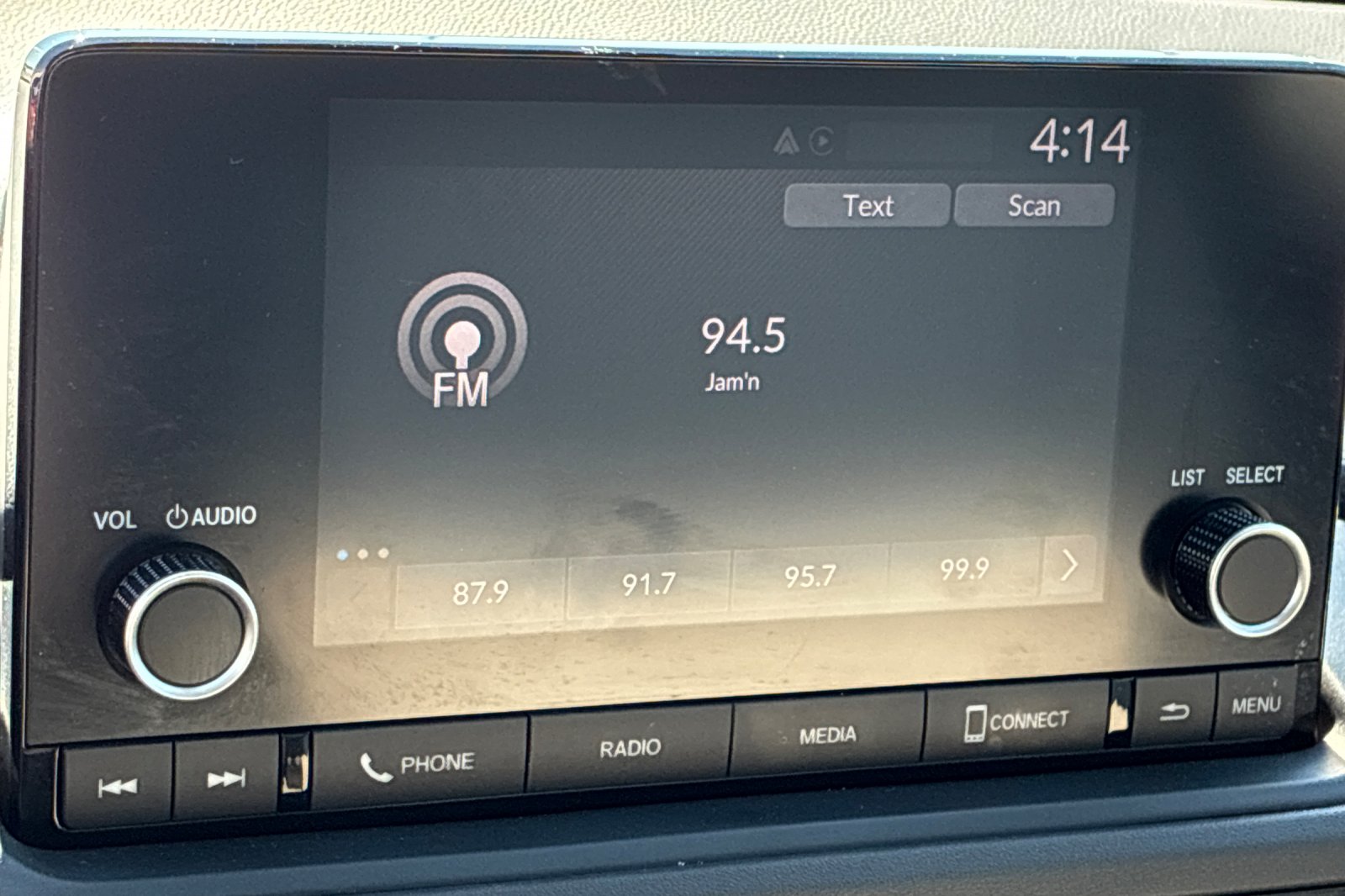Used 2025 White Honda SE image 22