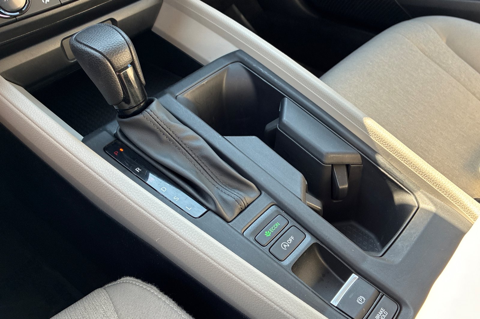 Used 2025 White Honda SE image 25