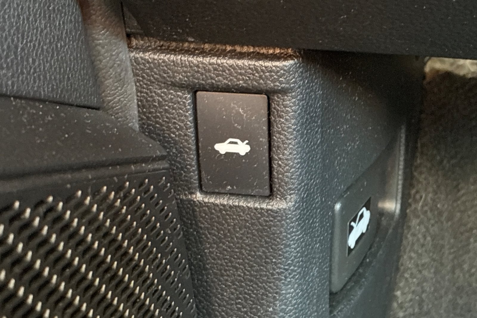 Used 2025 White Honda SE image 38